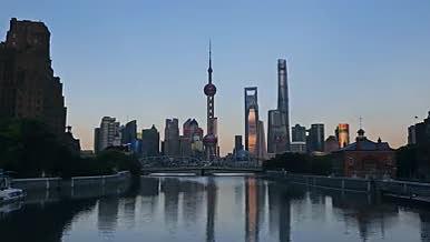 4K上海外滩灯光秀日转夜延时拍摄视频的预览图